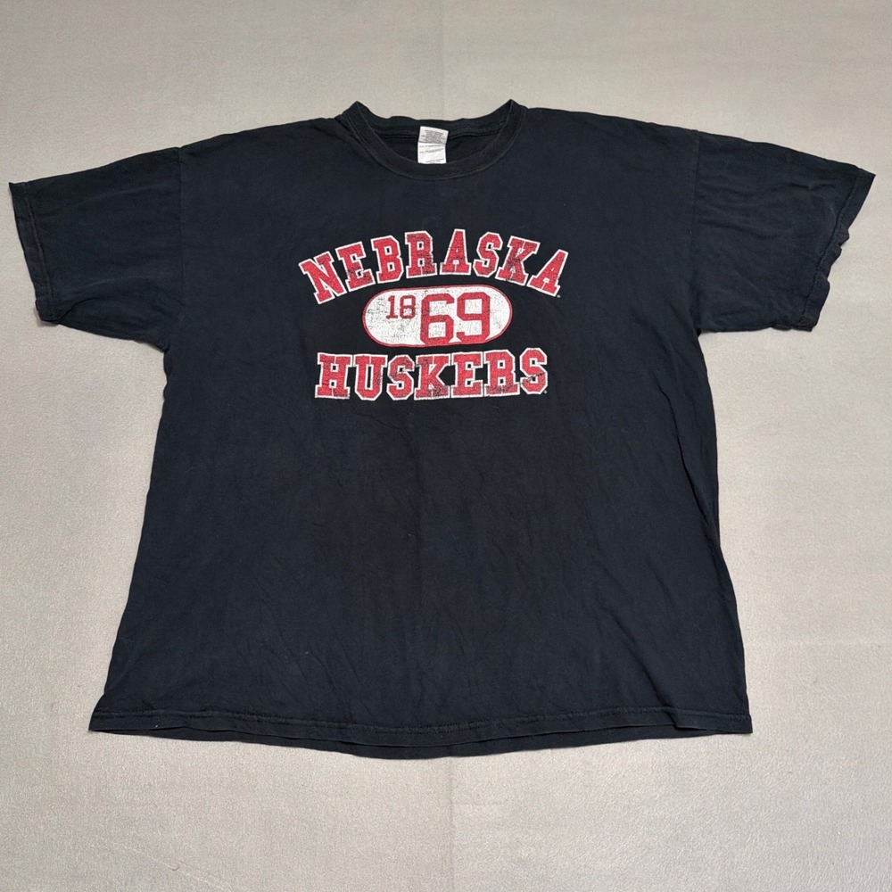 Gildan Nebraska Huskers T-Shirt Mens XL Black Graphic Tee 1869 Distressed‎ Print